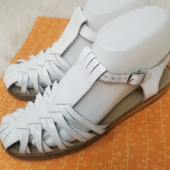 Faded Glory White Leather Look Strappy Sandal. - Picture 1 of 10